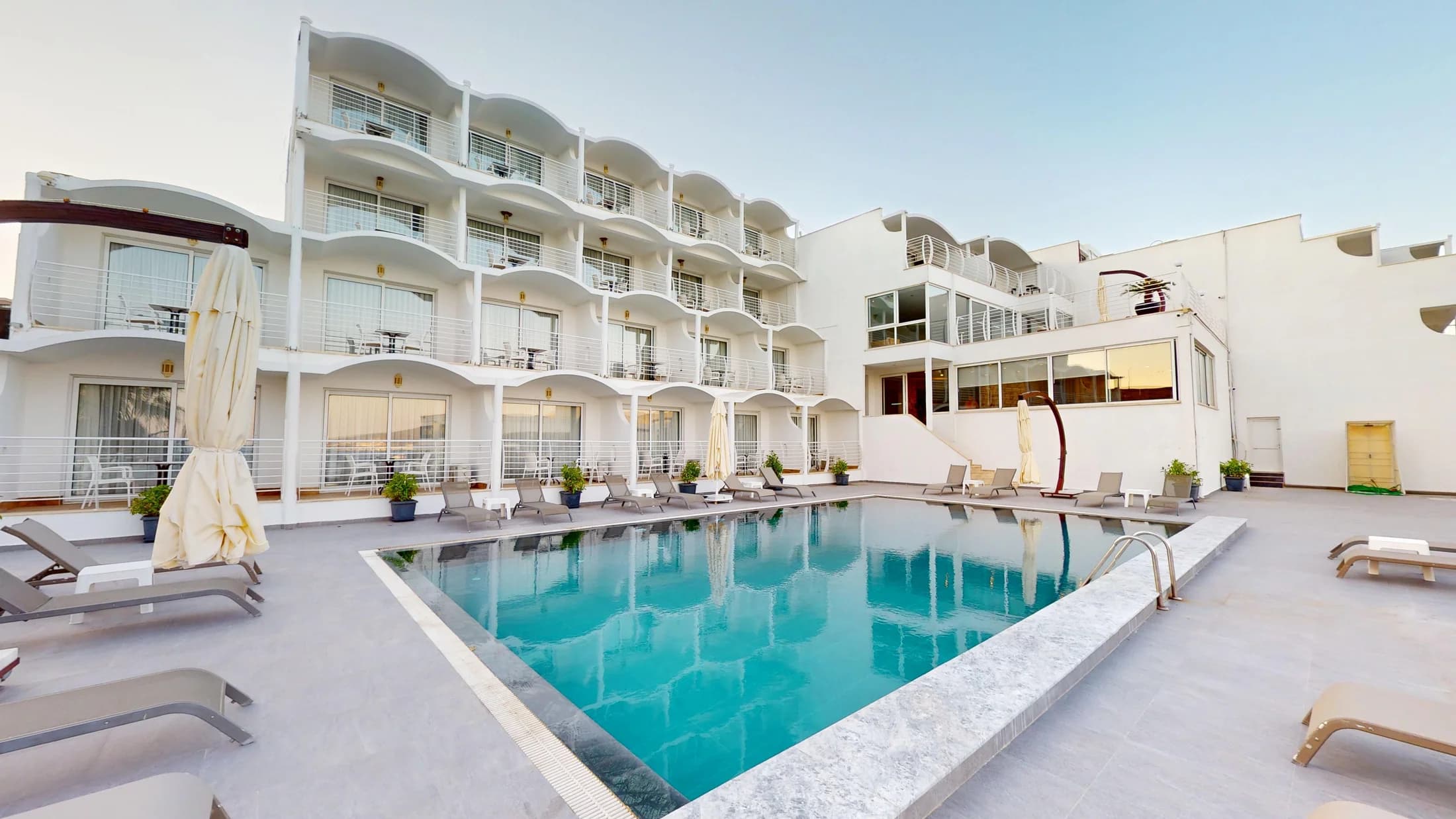 Casa Mare Bodrum havuzu ve otelin beyaz dış cephesi